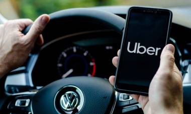 UBER ya está operativa en la capital riojana: ofrece viajes en moto y auto