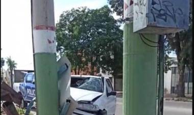 Un automovilista atropelló a un transeúnte, perdió el control y terminó estrellando contra un poste de luz