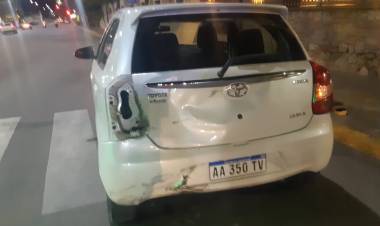 Motociclista sufre serias lesiones tras impactar contra un auto en pleno centro