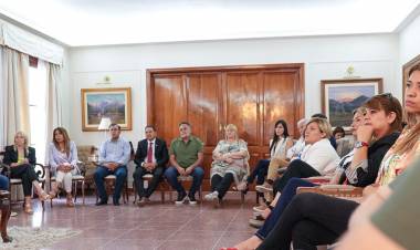 Convencionales Constituyentes sumarían acciones en contra del DNU y la Ley Ómnibus