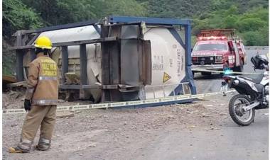 Un camión volcó su acoplado con sulfato de amonio en la Cuesta del Portezuelo