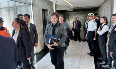 Milei emprendió el retorno al país desde Davos tras participar en el Foro Económico Mundial