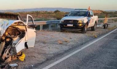 Un auto se desprendió del remolque que lo trasladaba y lo dejaron abandonado en la ruta