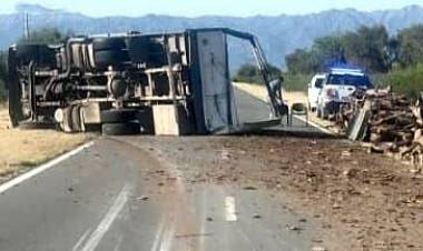 Chamical: Un camión volcó por Ruta Nacional N°79