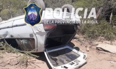 Catuna: Un auto volcó en el cruce del dique de Anzulón