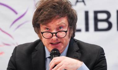 Milei anunció "vouchers" para comprar útiles escolares y un "financiamiento para alumnos"