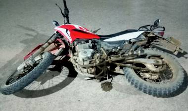 Chepes: motociclista sufre caída tras envestir a un perro