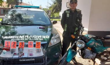 Detienen a motociclista que transportaba marihuana, cocaína y pastillas