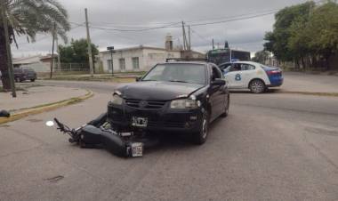 Choque entre una moto y un auto, una persona fue derivada al hospital