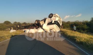Chepes: Camión cargado con azúcar volcó en las Pampas Chicas