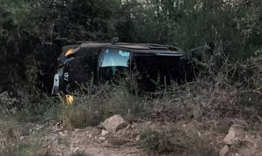 Olta: un hombre resultó con heridas de consideración luego de perder el control del auto y volcar