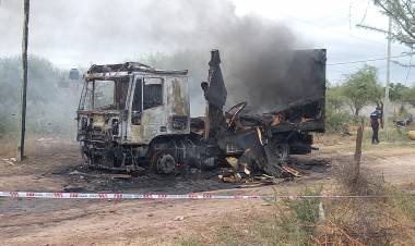 Se reportaron importantes daños materiales al quemarse un camión en Chepes