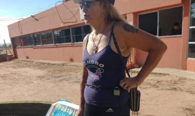 Chepes: Una mujer se encadenó en la municipalidad reclamando por la falta de agua