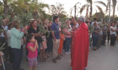 Domingo de Ramos: Con numerosa participacion de fieles en la Plaza Principal