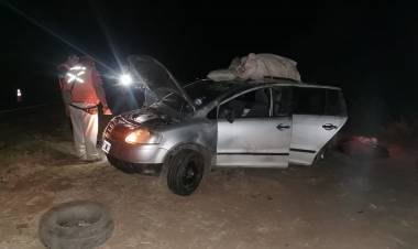 Chepes: conductor perdió el control de su vehículo y volcó