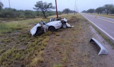 Una mujer se salvó de milagro tras impactar fuertemente con un poste de luz en el ingreso a Chañar