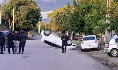 Chamical: chocó un auto estacionado y termino volcando
