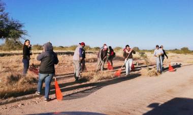 Chepes: continúan las tareas de desmalezamiento y limpieza de espacios públicos