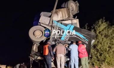 Patquia: Volcó un camión y su conductor quedó atrapado en la cabina
