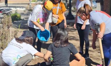 Participaición de Municipio y Escuela en la jornada de concientización por el dia de la tierra