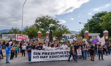 La Rioja se unió a la Marcha Federal Universitaria en defensa de la educación pública