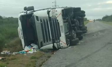 Un camionero riojano que transportaba limones volcó en La Paz – Catamarca