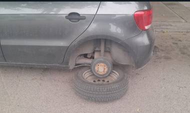 Dejó estacionado su auto en la vereda y le robaron las ruedas
