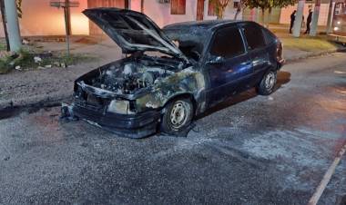 A primera hora de este domingo se incendió un automóvil