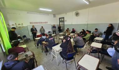 En Desiderio Tello: Firma de convenio de capacitación a agentes municipales y entrega de radio escolar