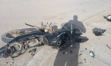 Chepes: accidente de tránsito entre automóvil y motocicleta en B° Boedo