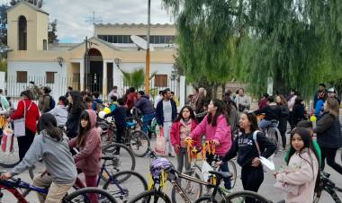 Chepes: Bicicleteada de niños de catequesis de la parroquia local