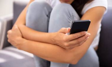 Ulapes: Una mujer compró un celular que contenía fotos intimas y está acusada de difundirlas