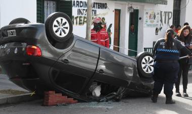 Conductor protagonizó impactante vuelco en el centro de la ciudad
