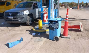 Chepes: Chocó un surtidor de estación de servicio y se fugó