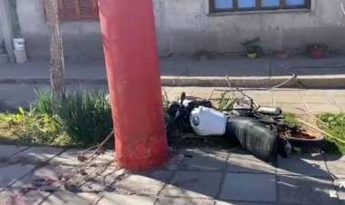 En estado delicado: Tras impactar contra poste de luz, motociclista debió ser derivado