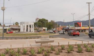 El gobernador junto al intendente habilitaron la obra de puesta en valor de la Llama Votiva