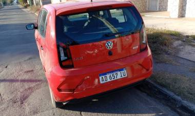 Motociclista provocó un siniestro vial, escapó y en la huida chocó a un policía