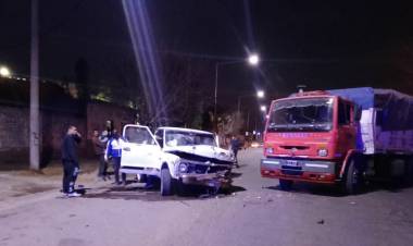 Chepes: camión impacta con camioneta cuando salia de un taller mecánico