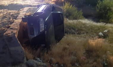 Aimogasta: Volcó y quedó adentro de una alcantarilla