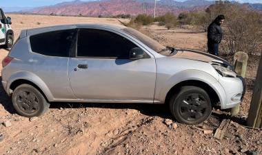 Villa Unión: un auto colisionó contra un poste de tendido eléctrico