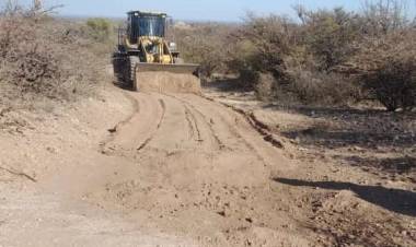 Trabajos de reparación de caminos en el interior departamental