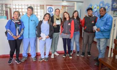 Agentes sanitarios visitan escuelas para informar e inscribir a estudiantes que quieran vacunarse contra el dengue