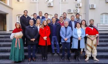 Jura de la nueva Constitución: Quintela reunió a intendentes