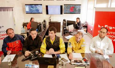 Continúan las tareas operativas para controlar el incendio que afecta parte del Cordón del Velasco