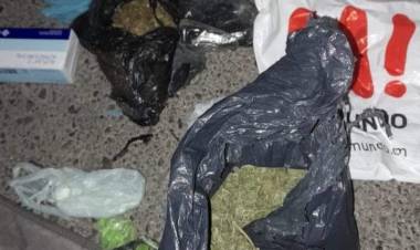 Chilecito: un hombre con armas y sustancias ilegales fue detenido en la vía pública