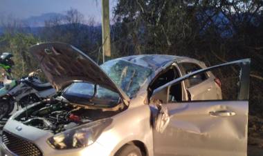 Vuelco en calle San Antonio: 2 personas fueron hospitalizadas