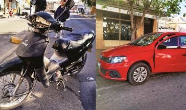 Chocan automóvil y moto en el macrocentro - Quejas por demoras de ambulancia