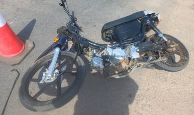 Olta: Un fuerte siniestro vial entre una motocicleta y un automóvil terminó con dos personas hospitalizadas