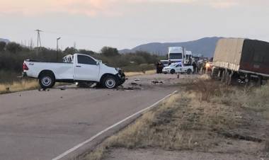 La Rioja: Muere una persona al chocar una camioneta y un camión
