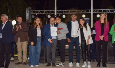 El gobernador Quintela compartió la noche de gala del departamento y renovó su compromiso de trabajar junto al pueblo